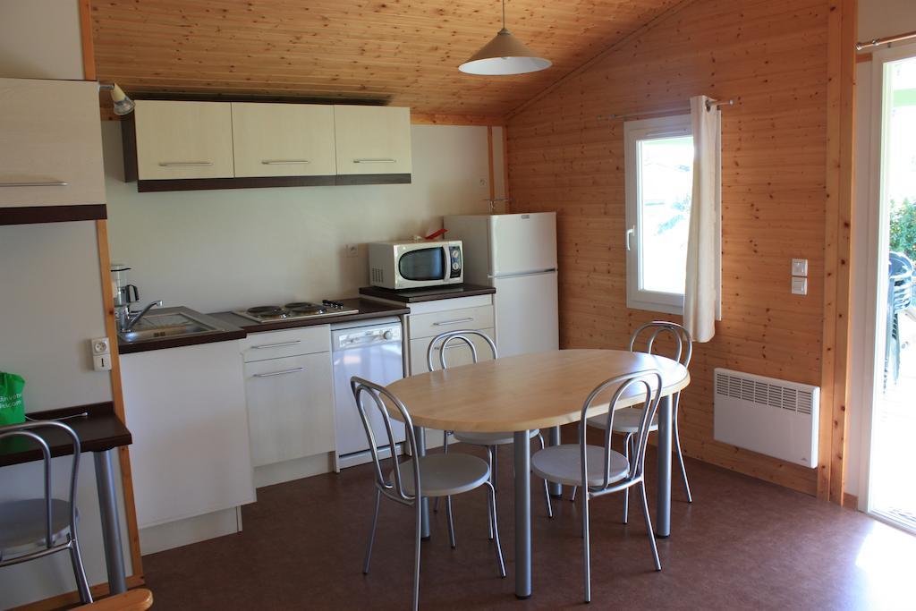 Cottages Du Lac De Miel Beynat Rum bild